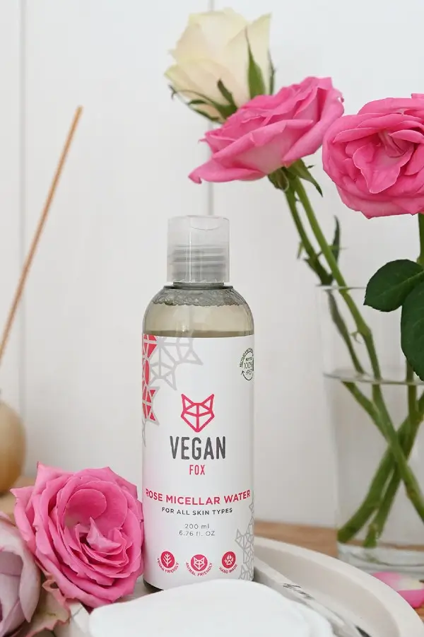 https://vegan-fox.com/wp-content/uploads/2021/08/rozu-micelarais-udens-vegan-fox-1.webp
