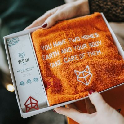 vegan-fox-dovanų dėžutė su rankšluosčiu