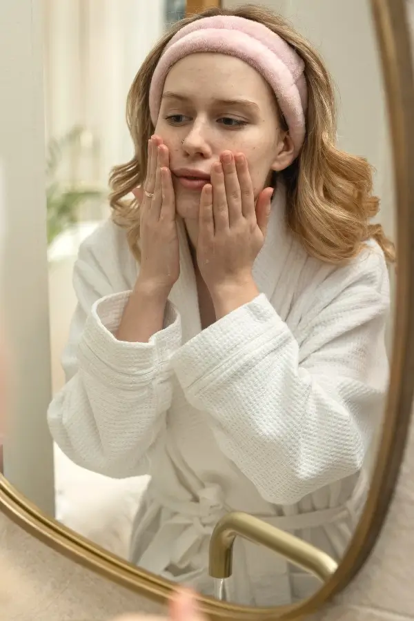 https://vegan-fox.com/wp-content/uploads/2024/04/acne-care-attirosa-zeleja-1.webp